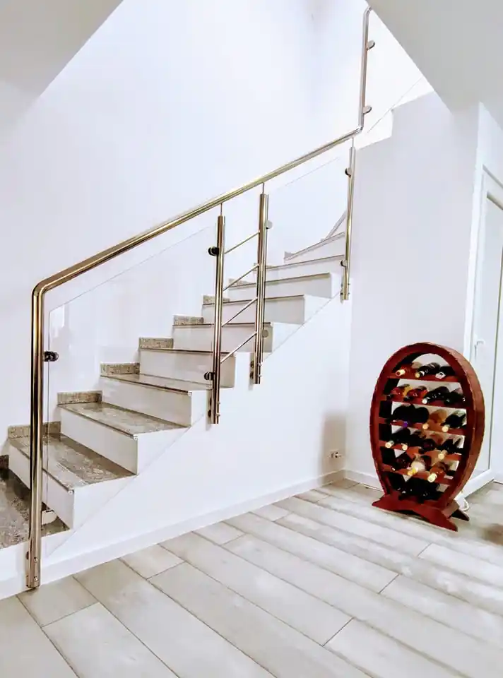 Balustrade inox cu sticlă securizată în Bușteni, Prahova - model realizat de Real Inox