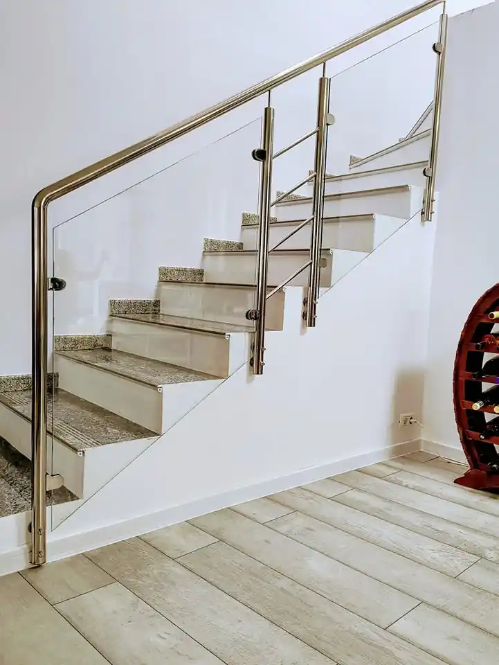 Balustrade inox cu sticlă securizată în Giulești, București - model realizat de Real Inox