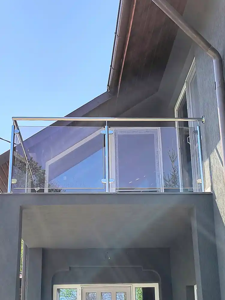 Balustrade inox cu sticlă securizată în Slănic, Prahova - model realizat de Real Inox
