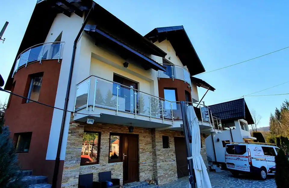 Balustrade inox cu sticlă securizată în Pantelimon, București - model realizat de Real Inox