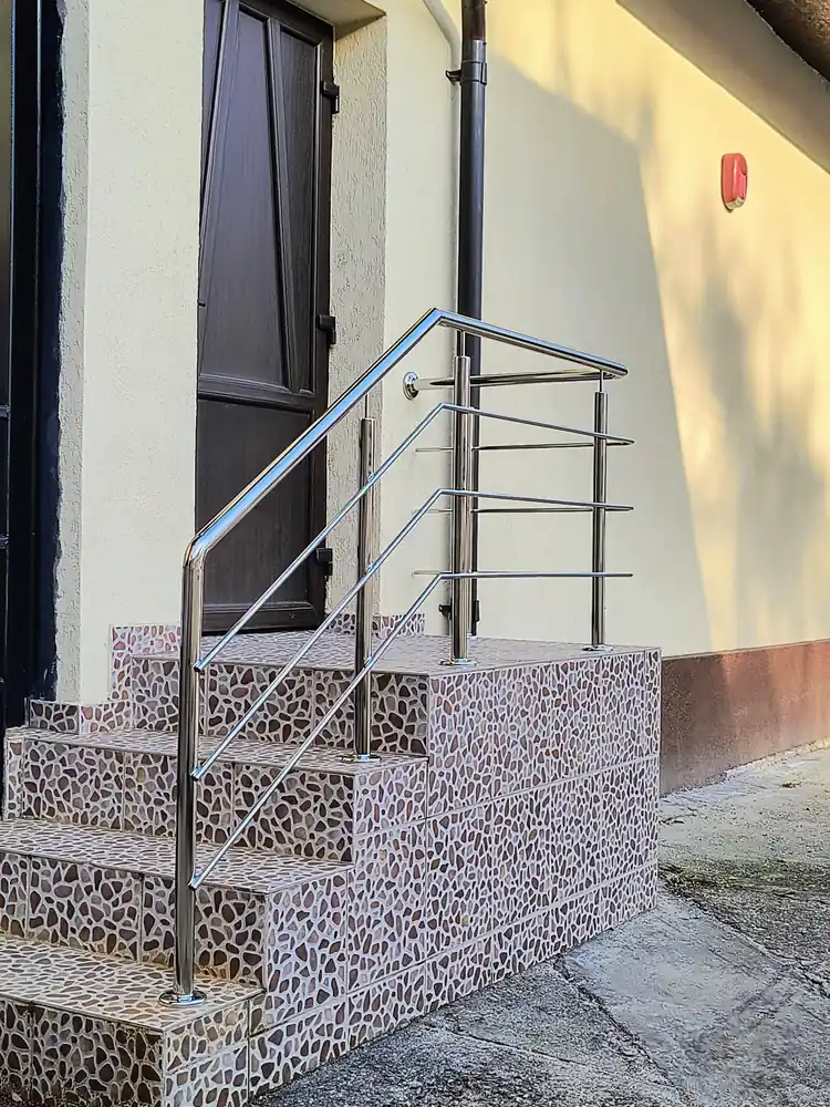 Balustrade inox pentru scări exterioare în Otopeni, Ilfov - model realizat de Real Inox