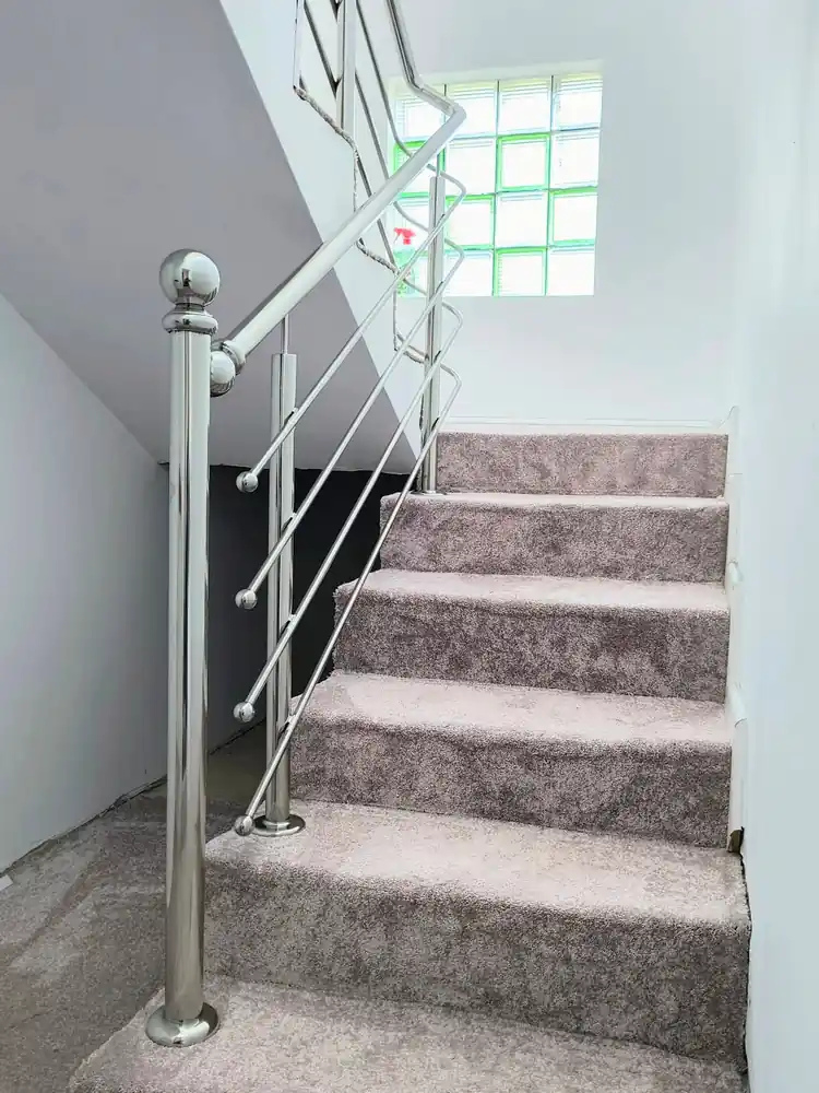 Balustrade inox pentru scări interioare în Bran, Brașov - model realizat de Real Inox