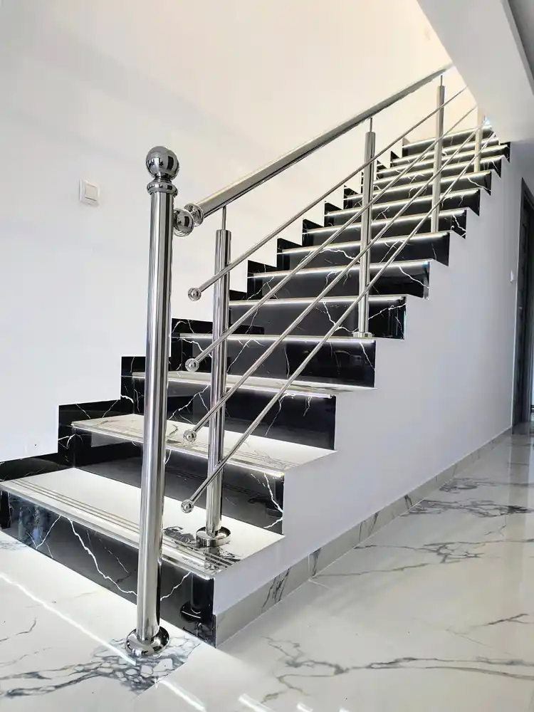 Balustrade inox pentru scări interioare în Amara, Ialomița - model realizat de Real Inox