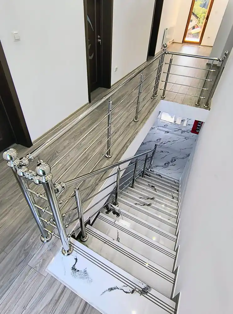 Balustrade inox pentru scări interioare în Berceni, Ilfov - model realizat de Real Inox