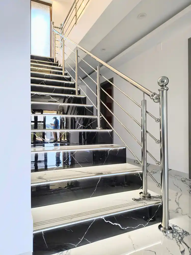 Balustrade inox pentru scări interioare în Afumați, Ilfov - model realizat de Real Inox