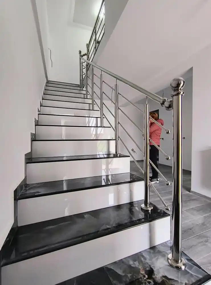 Balustradă inox scări interioare - lucrare Real Inox 9