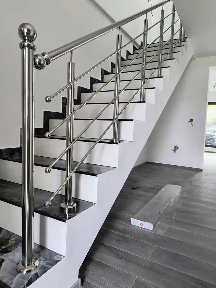 Balustrade inox pentru scări interioare în Pătârlagele, Buzău - model realizat de Real Inox