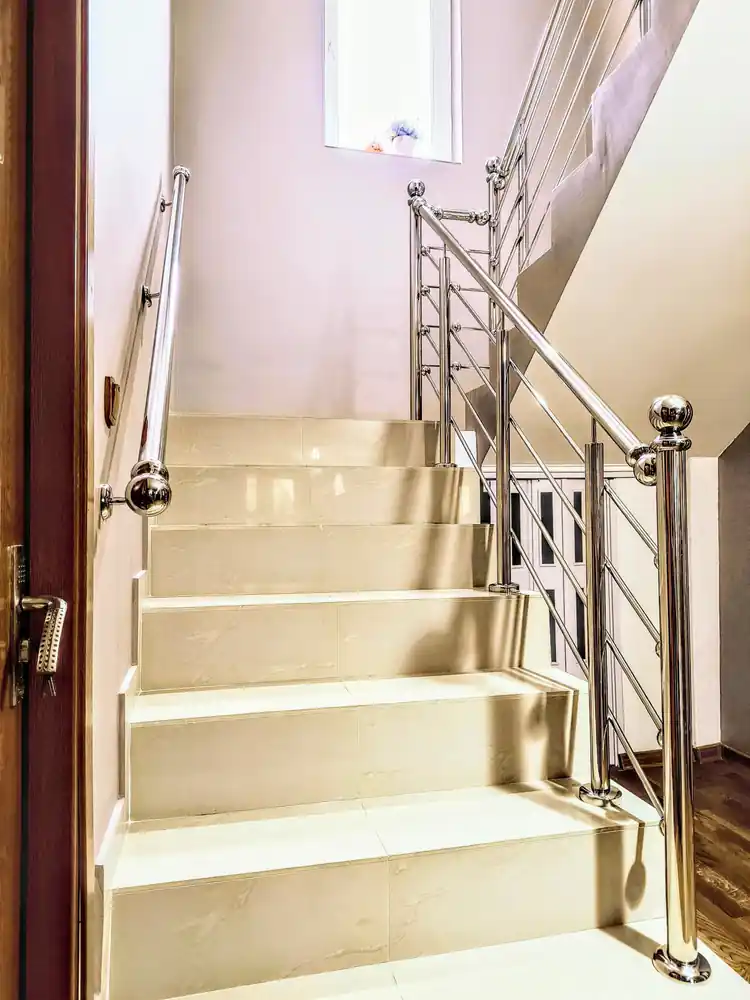 Balustrade inox pentru scări interioare în Ploiești, Prahova - model realizat de Real Inox
