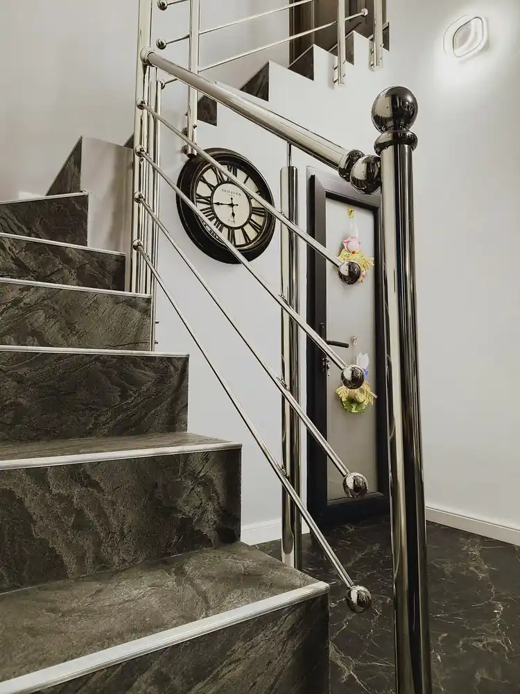 Balustrade inox pentru scări interioare în Buftea, Ilfov - model realizat de Real Inox
