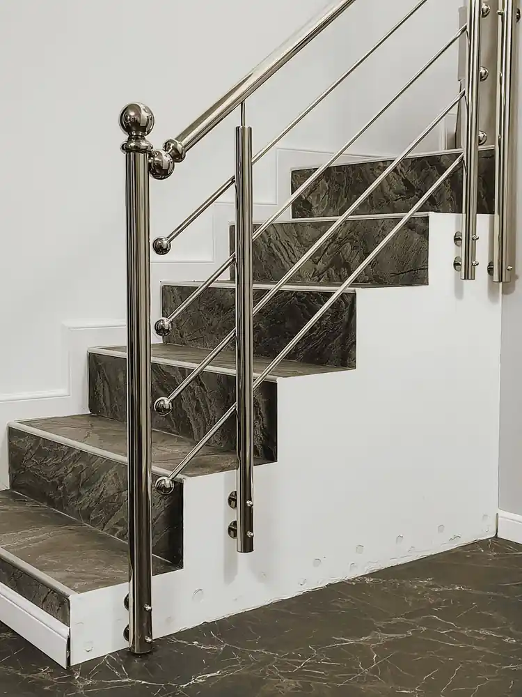 Balustrade inox pentru scări interioare în Popești-Leordeni, Ilfov - model realizat de Real Inox