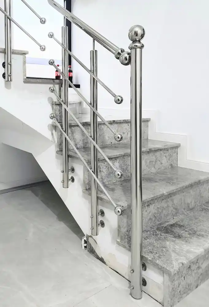 Balustrade inox pentru scări interioare în Pătârlagele, Buzău - model realizat de Real Inox