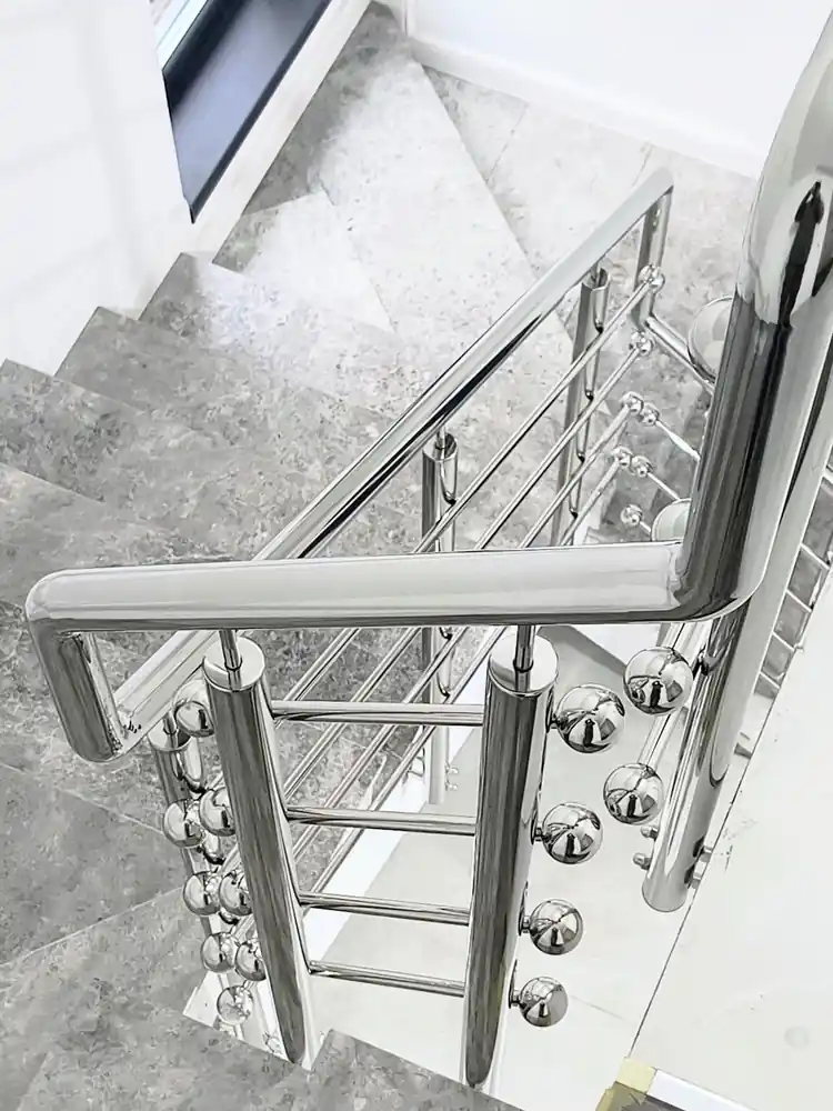 Balustrade inox pentru scări interioare în Buftea, Ilfov - model realizat de Real Inox
