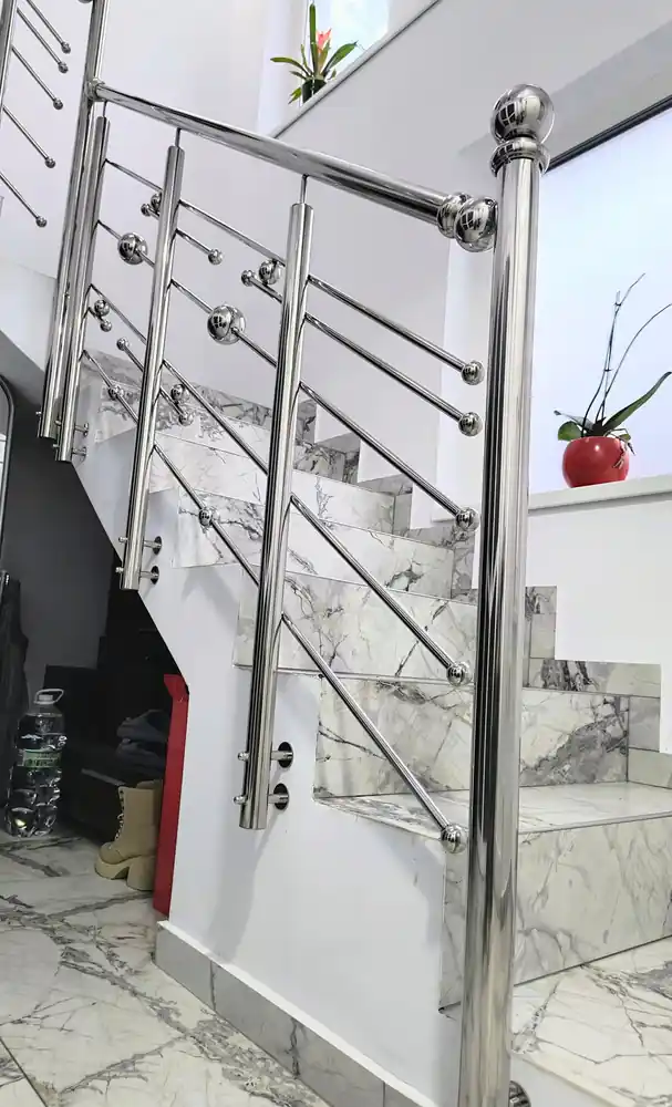 Balustrade inox pentru scări interioare în Bucov, Prahova - model realizat de Real Inox
