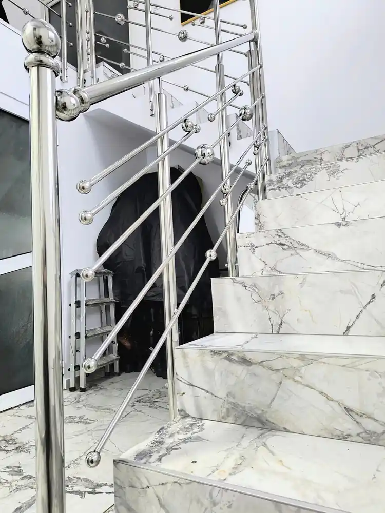 Balustrade inox pentru scări interioare în Răcari, Dâmbovița - model realizat de Real Inox