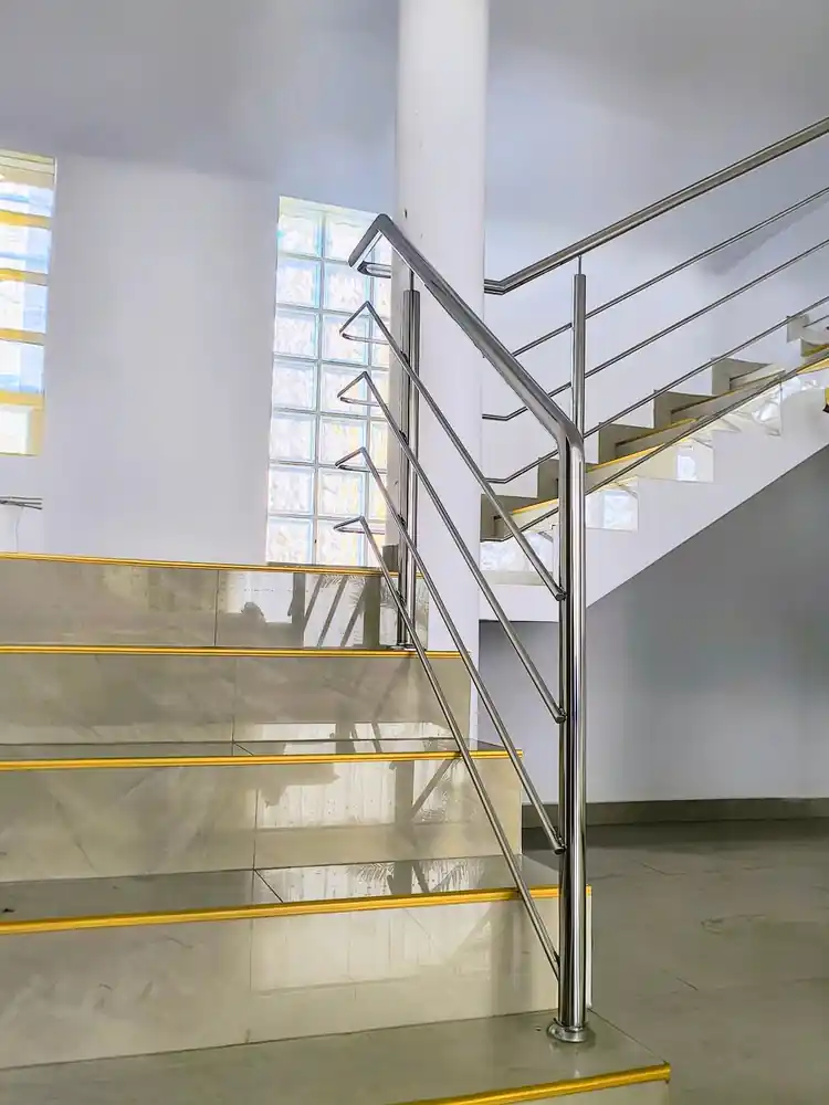 Balustrade inox pentru scări interioare în Plopeni, Prahova - model realizat de Real Inox