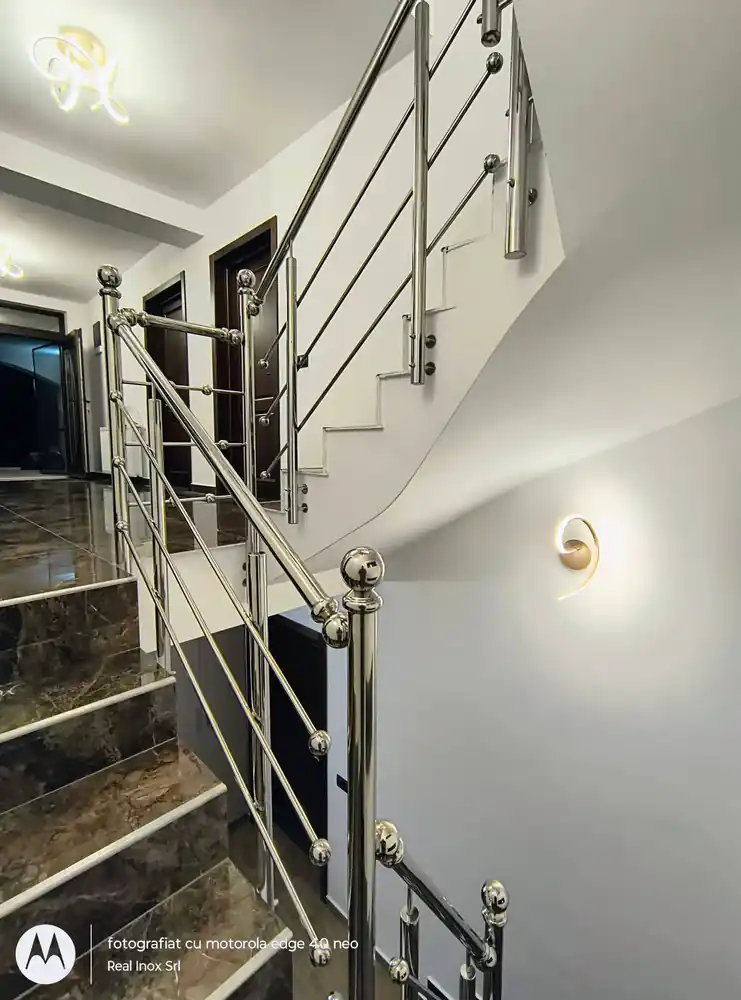Balustrade inox pentru scări interioare în Moieciu, Brașov - model realizat de Real Inox