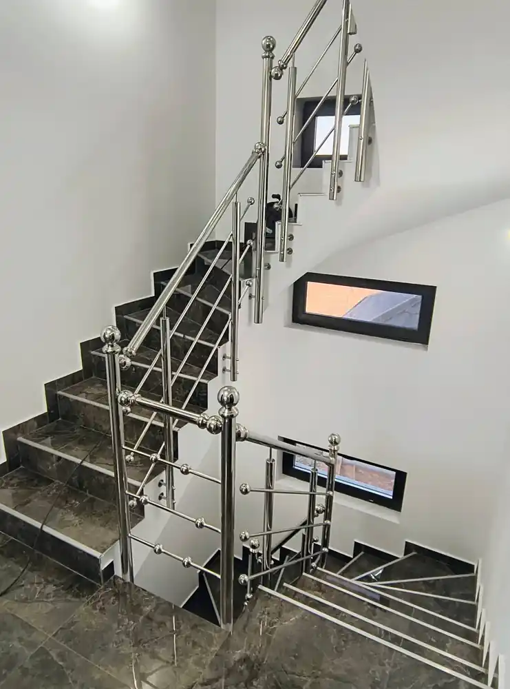 Balustrade inox pentru scări interioare în Otopeni, Ilfov - model realizat de Real Inox