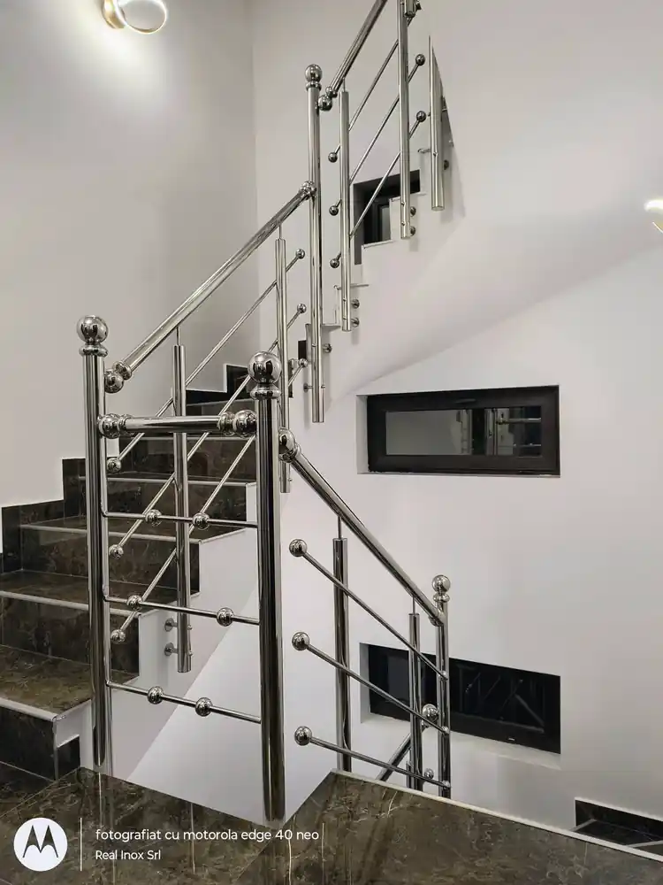 Balustrade inox pentru scări interioare în Plopeni, Prahova - model realizat de Real Inox