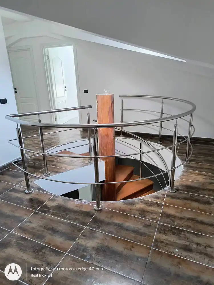 Balustrade inox pentru scări interioare în Săcele, Brașov - model realizat de Real Inox