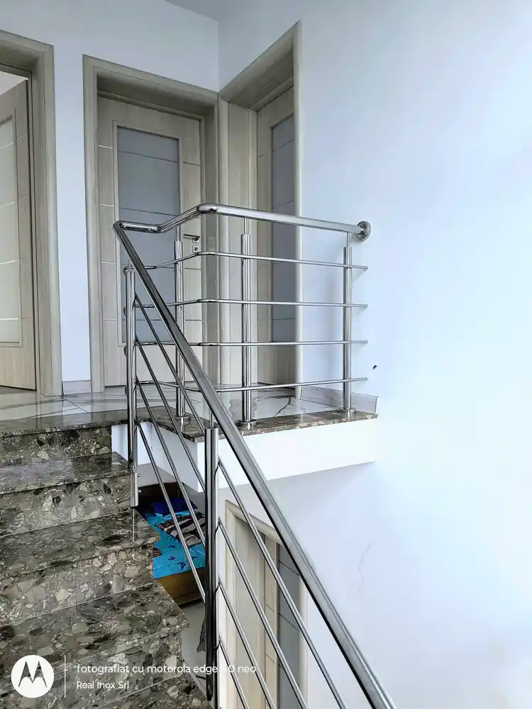 Balustrade inox pentru scări interioare în Predeal, Brașov - model realizat de Real Inox